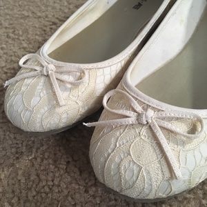 Cute Cream Lace Flats with Bow, Size 7